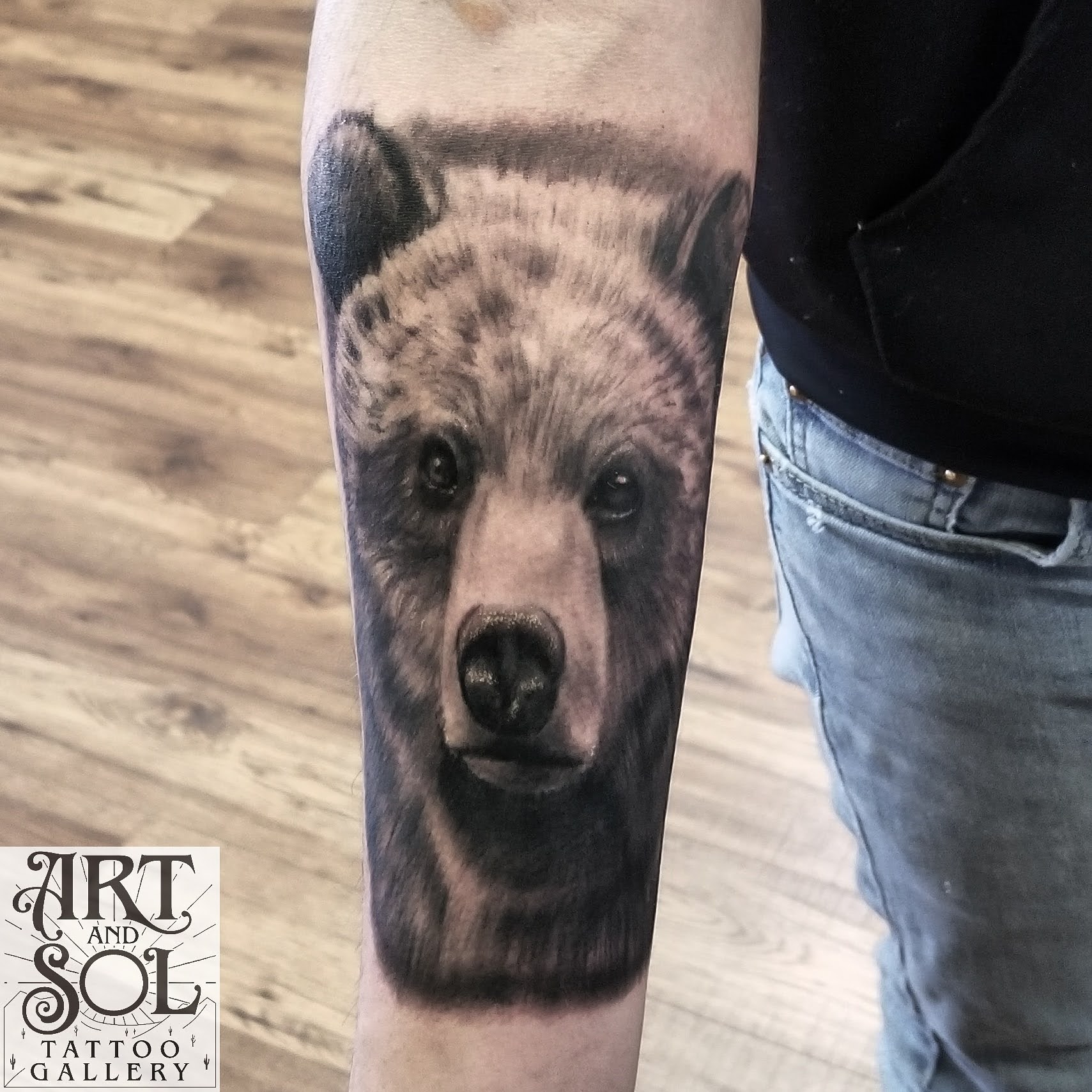 Realistic Bear Tattoo On Right Back Shoulder